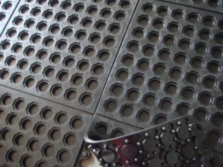 Rubber Link Mats with Drainage Holes for Pool And Wet Areas A